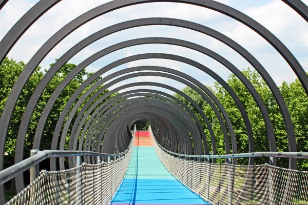 Das Bild zeigt die Brücke Slinky Springs To Fame in Oberhausen