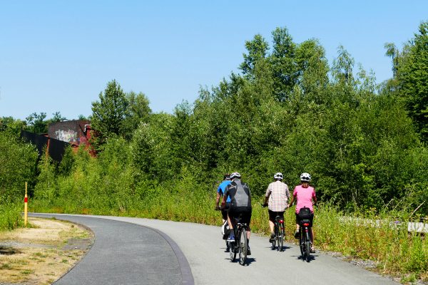 Das Bild zeigt Radfahrer auf der Ringpromenade der Zeche Zollverein