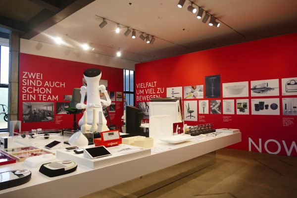 Das Bild zeigt Ausstellungsstücke im Red Dot Design Museum