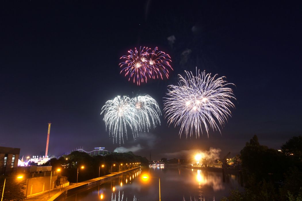 Das Foto zeigt das Feuerwerk auf der Cranger Kirmes in Herne
