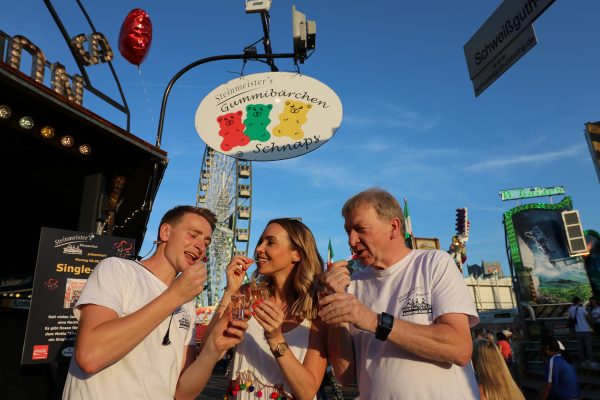 Das Foto zeigt Sandra mit der Familie Steinmeister auf der Cranger Kirmes