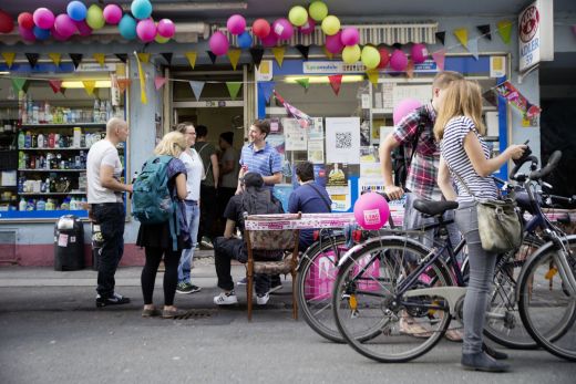 Das Foto zeigt Menschen an der Bude beim tag der Trinkhallen