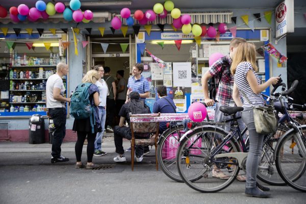 Das Foto zeigt Menschen an der Bude beim tag der Trinkhallen