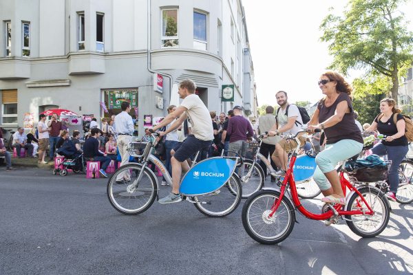 Das Foto zeigt Radfahrer beim Tag der Trinkhallen