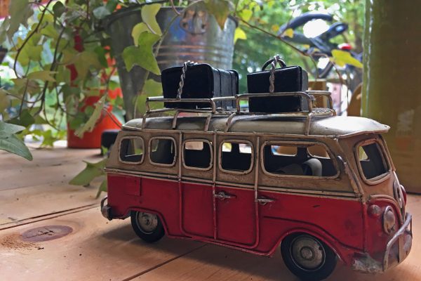 Das Foto zeigt ein Modell eines VW-Busses.