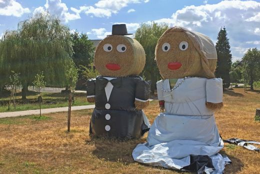 Das Foto zeigt ein Hochzeitspaar aus Stroh.