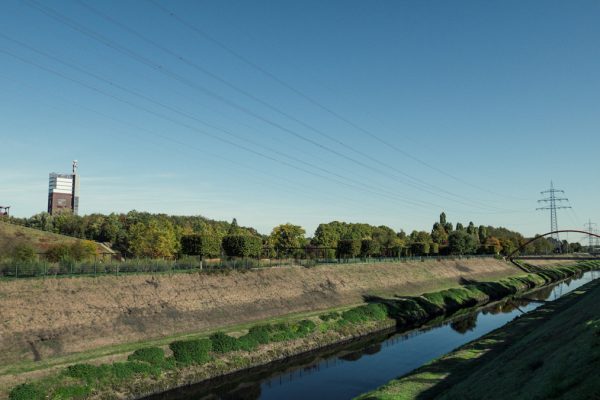 Das Bild zeigt die Emscher in Gelsenkirchen