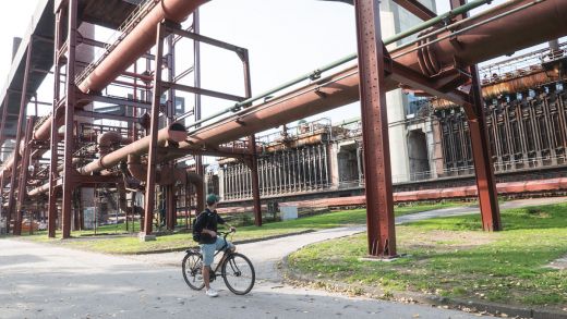 Das Bild zeigt einen Radfahrer auf dem Gelände Zollverein