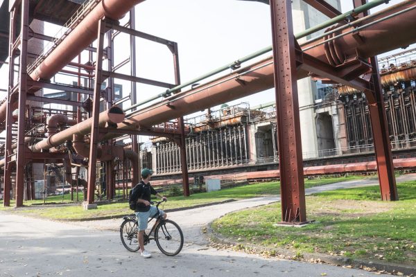 Das Bild zeigt einen Radfahrer auf dem Gelände Zollverein