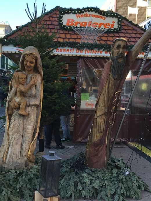 Das Bild zeigt Holzfiguren auf dem Weihnachtsmarkt in Herne.