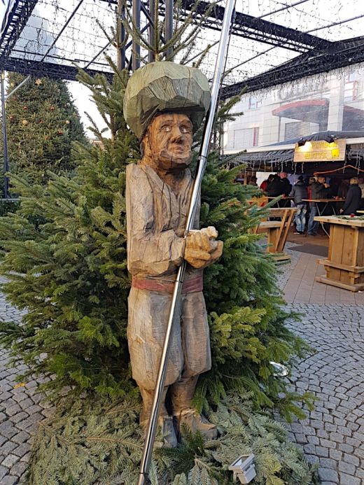 Das Bild zeigt eine Holzfigur auf dem Weihnachtsmarkt in Herne.