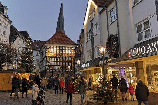 Das Foto zeigt das Alte Rathaus auf dem Hattinger Untermarkt zur Vorweihnachtszeit