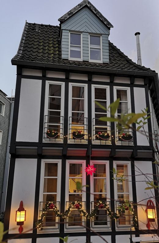 Das Foto zeigt ein weihnachtlich dekoriertes Fachwerkhaus