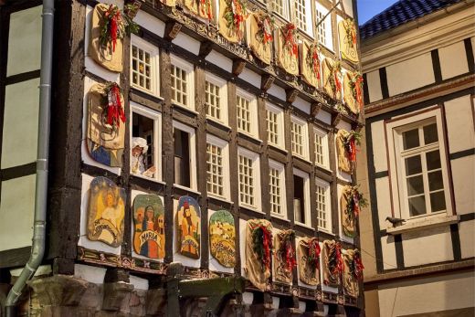 Das Foto ziegt Frau Holle auf dem Nostalgischen Weihnachtsmarkt in Hattingen © Achim Meurer, Waltzing Meurers