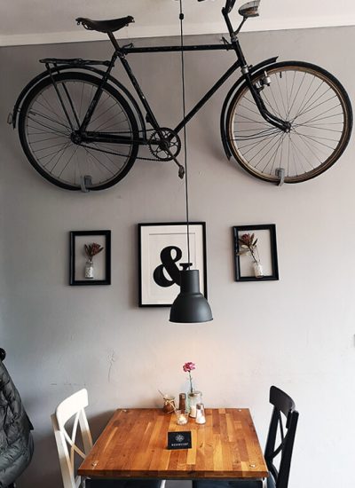 Das Bild zeigt einen Tisch und die Wanddekoration im Cafe Großartig in Mülheim an der Ruhr