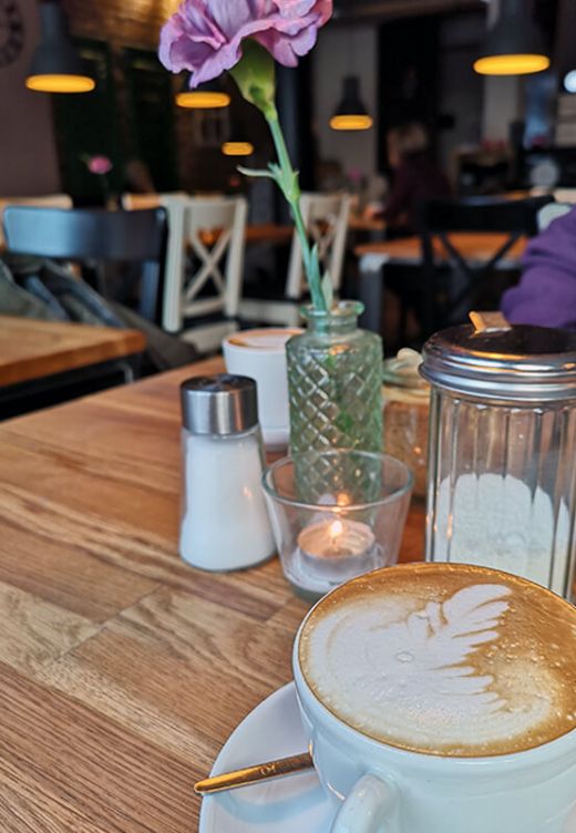 Das Bild zeigt die Tischdekoration im Cafe Großartig in Mülheim an der Ruhr