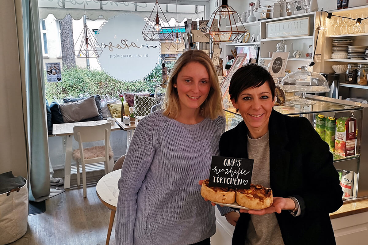 Das Bild zeigt Katalina mit Melly, der Cafebetreiberin des omaRosa Cafés in Dortmund