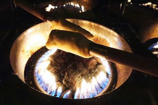 Das Foto zeigt zwei Stockbrote im Feuer in der Knüppelknifte in Bochum