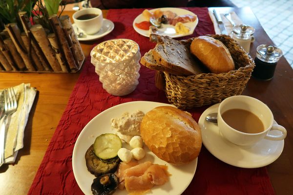 Das Foto zeigt einen Frühstückstisch im Schmücker Hof in Bottrop-Kirchellen