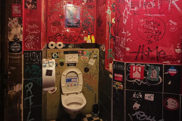 Das Foto zeigt die Toilette der Goldbar in Essen