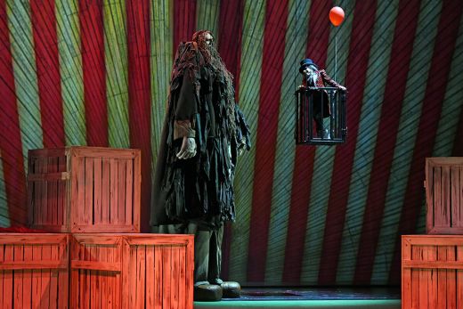 Das Foto zeigt einen sprechenden Riesen und einen kleinwüchsigen Zirkusdirektor im Musical "Big Fish" im Musiktheater im Revier