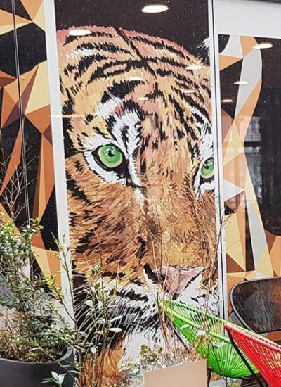 Das Foto zeigt eine tierische Wandmalerei in Form eines Tiger im Hinterhof des niu Cobbles in Essen