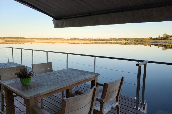 Das Foto zeigt die Terrasse des Hausbootes mit Blick auf den Diersfordter Waldsee