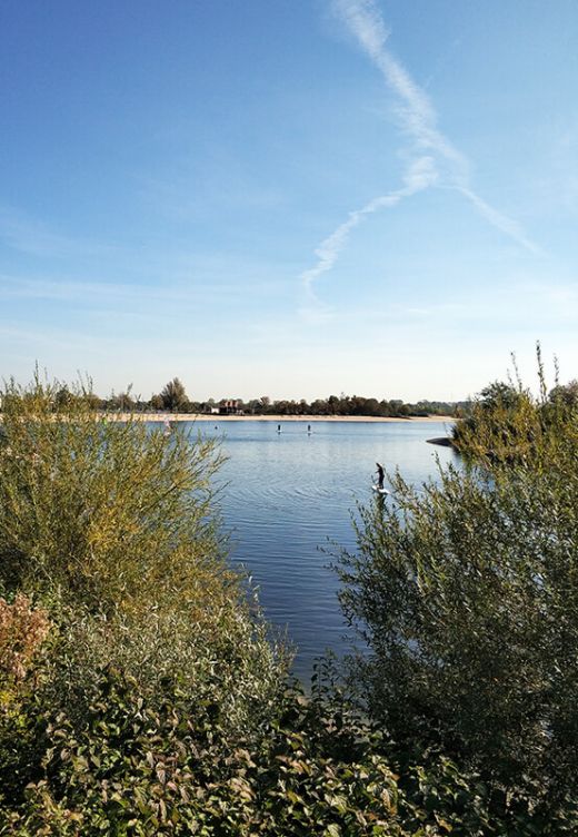 Das Foto zeigt einen Stand-up-Paddler auf der Xantener Südsee