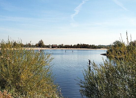 Das Foto zeigt einen Stand-up-Paddler auf der Xantener Südsee