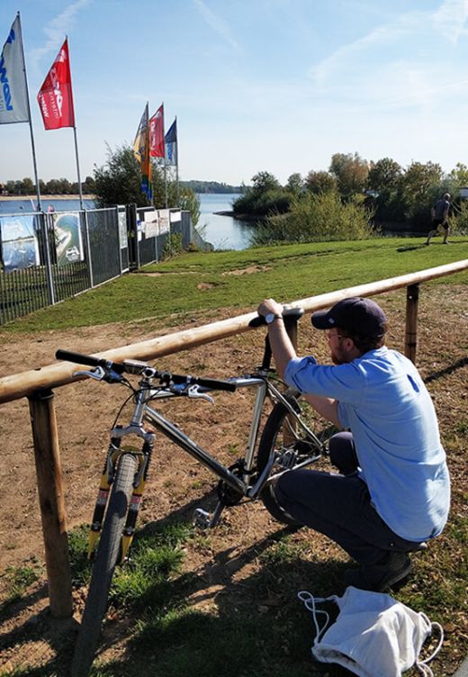 Das Foto zeigt Arbeiten am Fahrradsattel