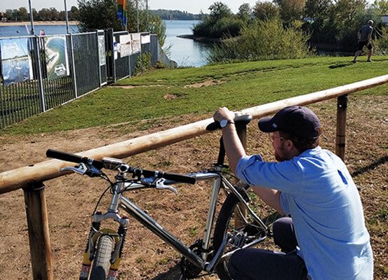 Das Foto zeigt Arbeiten am Fahrradsattel