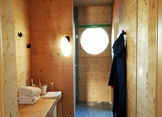 Das Foto zeigt den Saunabereich auf dem Hausboot am Niederrhein