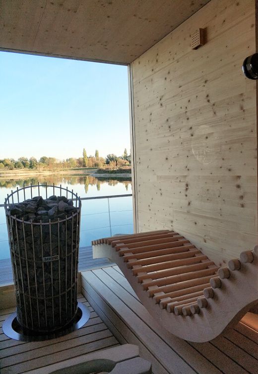 Das Foto zeigt die Sauna auf dem Hausboot mit Blick auf den See