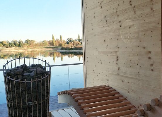 Das Foto zeigt die Sauna auf dem Hausboot mit Blick auf den See