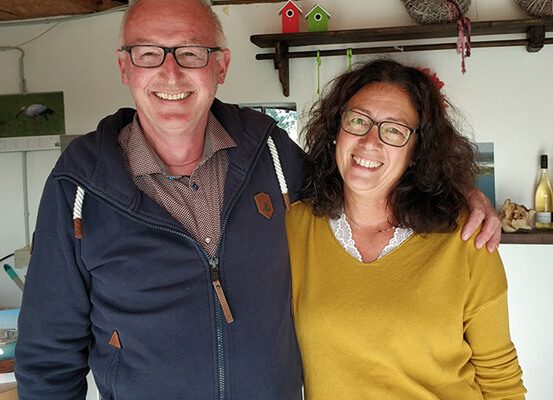 Das Foto zeigt Familie Dingebauer, die herzlichen Gastgeber der Hausboote am Niederrhein