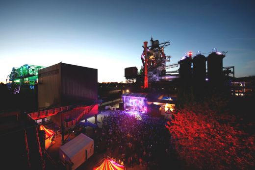 Das Bild zeigt ein Konzert vor den Hochöfen.