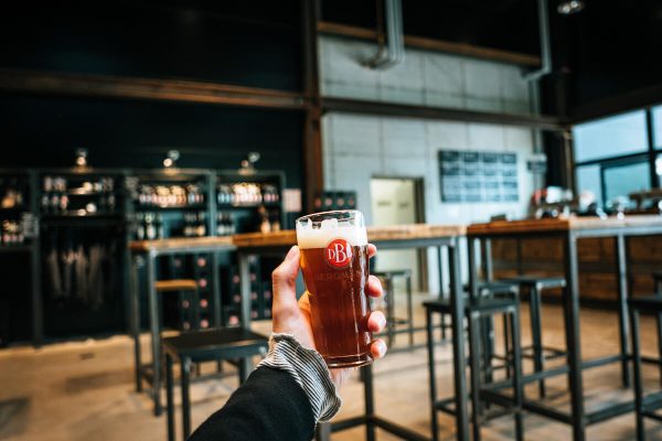 Das Foto zeigt ein Bier in der Stehbierhalle der Bergmann Brauerei in Dortmund