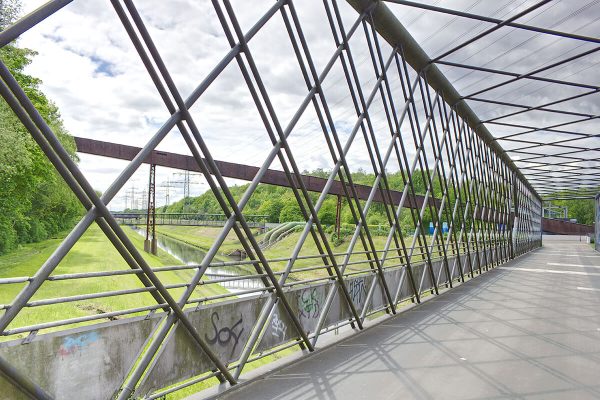 Das Foto zeigt die Kastenbrücke im Nordsternpark Gelsenkirchen, der ein Tipp für einen Kurzurlaub mit Hund im Ruhrgebiet ist