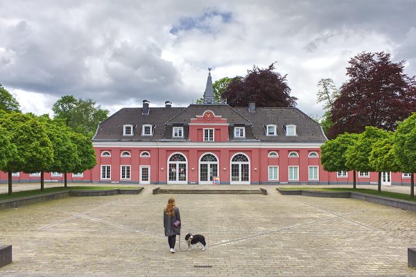 Das Foto zeigt Bloggerin Rebecca mit Hund Fino vor der LUDWIGGALERIE Schloss Oberhausen im Kaisergarten Oberhausen