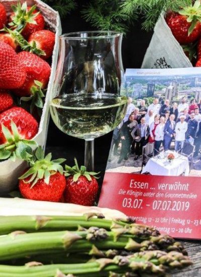 Das Foto zeigt Spargel, Erdbeeren und Programmhefte des Spargel-Gourmet-Festivals in Bottrop-Kirchhellen