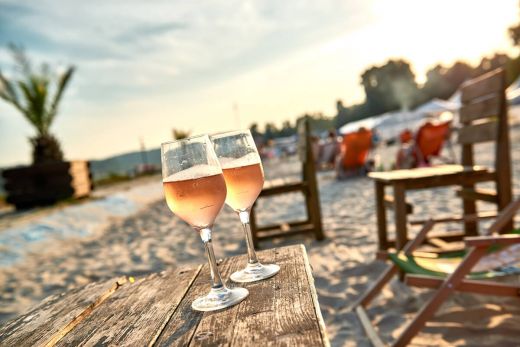 Das Foto zeigt zwei Gläser Wein am Seaside Beach Baldeney, einem der vielen Beach Clubs im Ruhrgebiet