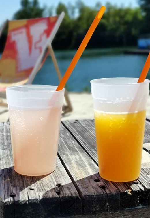 Das Foto zeigt zwei Saftschorlen im Stadthafen Recklinghausen, einem der vielen Beach Clubs im Ruhrgebiet