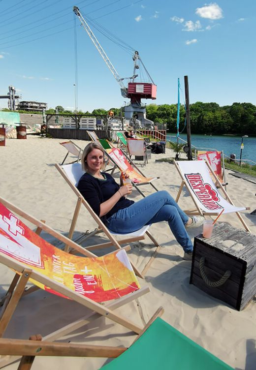 Das Foto zeigt Blogautorin Katalina in einem Liegestuhl im Stadthafen Recklinghausen, einem der vielen Beach Clubs im Ruhrgebiet