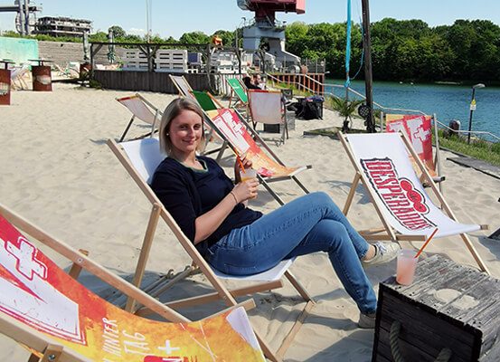 Das Foto zeigt Blogautorin Katalina in einem Liegestuhl im Stadthafen Recklinghausen, einem der vielen Beach Clubs im Ruhrgebiet