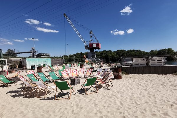 Das Foto zeigt Liegestühl am Strand des Stadthafen Recklinghausen, einem der vielen Beach Clubs im Ruhrgebiet