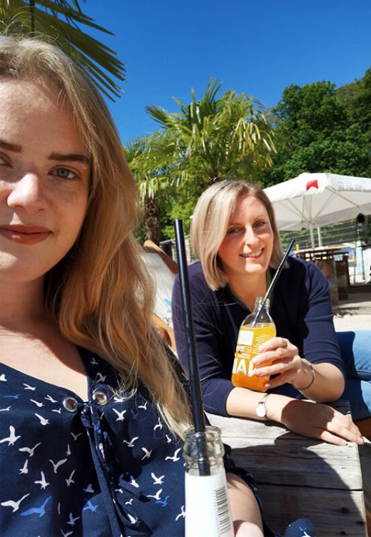 Das Foto zeigt zwei Mädels im StrandDeck Kemnade am Kemnader See in Bochum, einem der vielen Beach Clubs im Ruhrgebiet