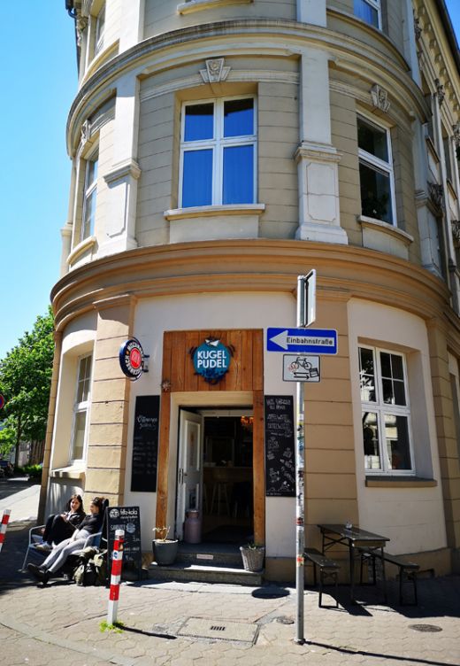 Das Bild zeigt die Eiscremebar Kugelpudel in Bochum von außen