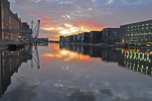 Das Bild zeigt den Innenhafen Duisburg bei Dämmerung