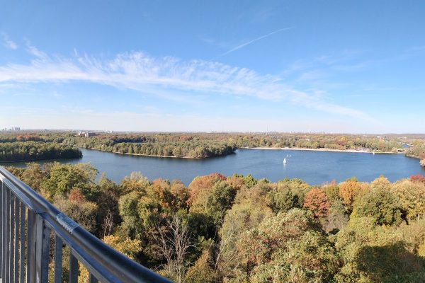 Das Bild zeigt die Aussicht auf die Sechs Seen Platte in Duisburg