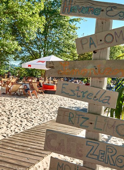 Das Foto zeigt das StrandDeck Kemnade am Kemnader See, eines der vielen Beach Clubs im Ruhrgebiet